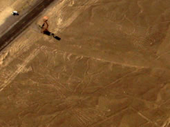 Vista aérea das linhas de Nazca com a estrada e o mirante