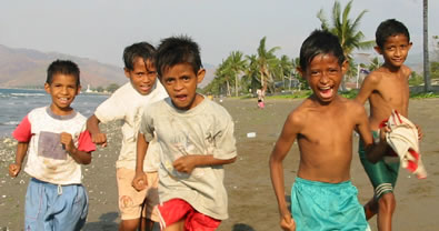 Crianças na praia de Dili