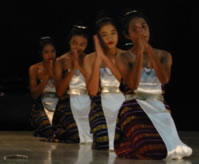 Apresentação de grupos de música e dança indonésios