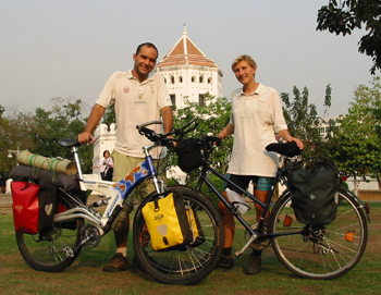 Eu e Alexandra em Bangkok com a bicicleta nova