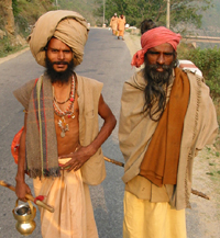 Sadhus em peregrinação pelas montanhas da Índia