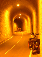 Foto: Respeito aos ciclistas - um túnel exclusivo para nós!