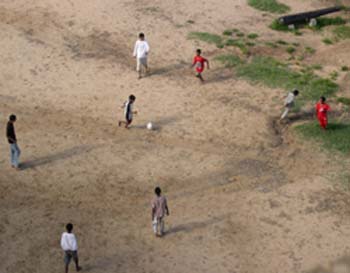 Futebol nos fundos do Forte Jesus em Mombassa