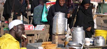 comendo no mercado aberto de Mombassa